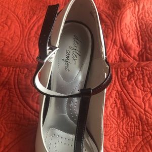 Beautiful shoes  in 2 tones